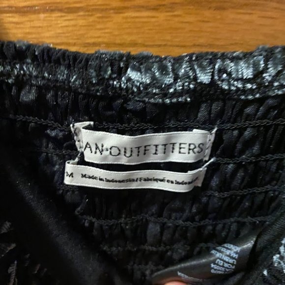 ✨NWOT Urban Outfitters Velvet Crop Top- M✨ - Picture 3 of 3